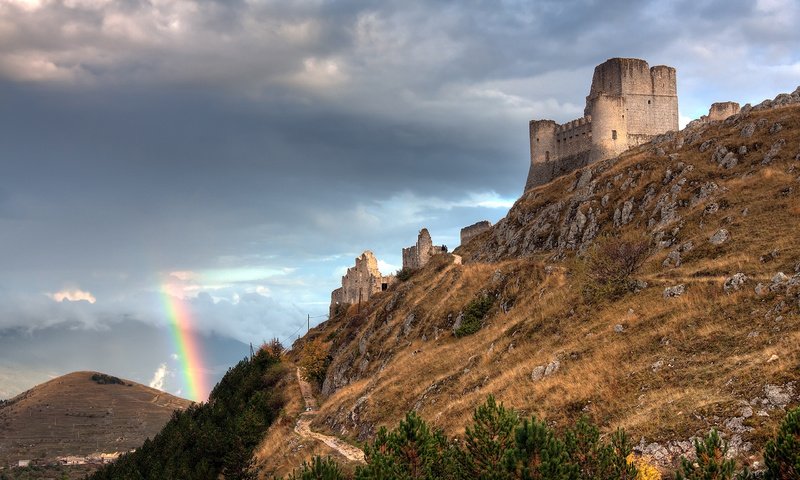 Обои развалины, радуга, италия, rainbow and the castle, abruzzo italy, крепость, the ruins, rainbow, italy, fortress разрешение 2560x1600 Загрузить