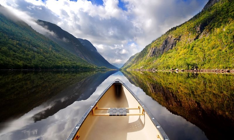 Обои небо, облака, озеро, горы, отражение, лодка, каноэ, the sky, clouds, lake, mountains, reflection, boat, canoeing разрешение 1920x1440 Загрузить