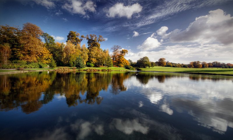 Обои облака, деревья, озеро, отражение, clouds, trees, lake, reflection разрешение 1920x1200 Загрузить