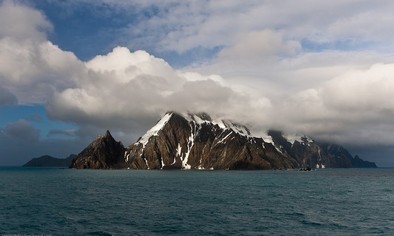 Обои облака, горы, скалы, снег, море, clouds, mountains, rocks, snow, sea разрешение 1920x1188 Загрузить