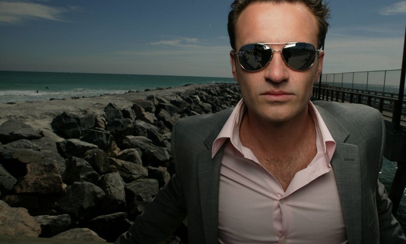 Обои камни, море, актёр, джулиан макмэхон, stones, sea, actor, julian mcmahon разрешение 1920x1440 Загрузить