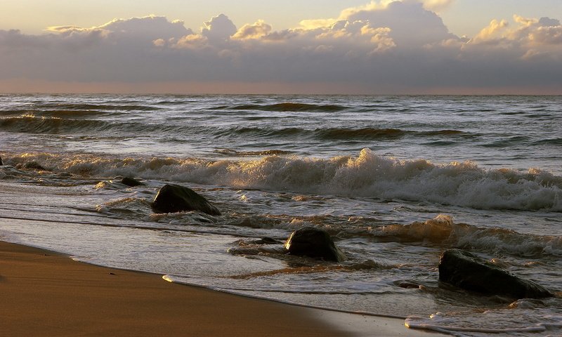 Обои небо, вода, камни, волны, закат, горизонт, брызги, прибой, the sky, water, stones, wave, sunset, horizon, squirt, surf разрешение 1920x1200 Загрузить