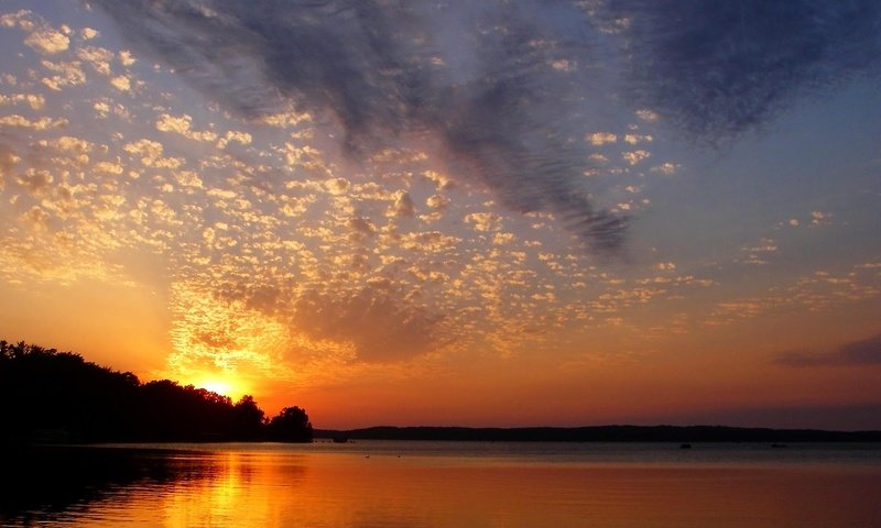 Обои небо, облака, вечер, озеро, закат, горизонт, the sky, clouds, the evening, lake, sunset, horizon разрешение 1920x1080 Загрузить