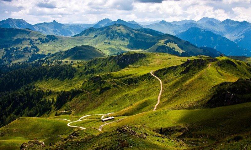 Обои дорога, австрия, облака, долина, деревья, kitzbuhel mountain, горы, холмы, природа, пейзаж, гора, road, austria, clouds, valley, trees, mountains, hills, nature, landscape, mountain разрешение 1920x1080 Загрузить