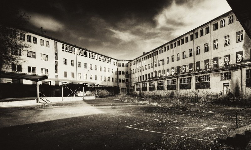 Обои чёрно-белое, здание, заброшенное, black and white, the building, abandoned разрешение 1920x1172 Загрузить