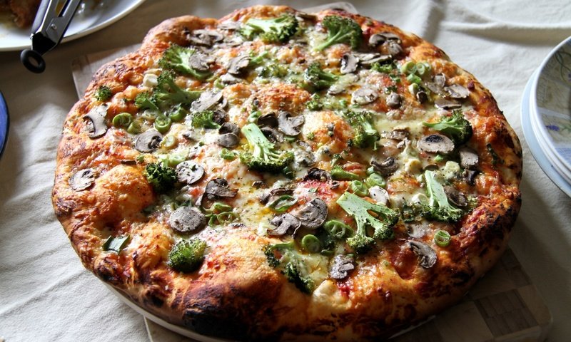 Обои грибы, пицца, брокколи, итальянская кухня, лепешка, mushrooms, pizza, broccoli, italian cuisine, pellet разрешение 1920x1200 Загрузить