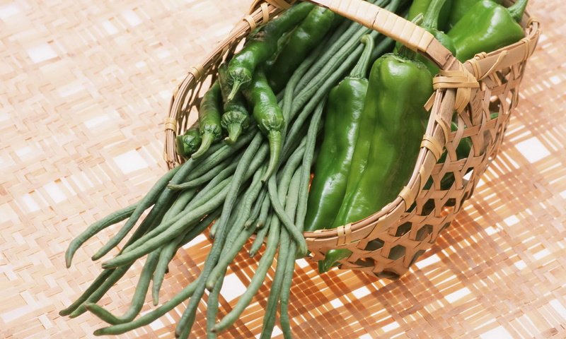 Обои овощи, корзинка, перец, фасоль, стручковая, vegetables, basket, pepper, beans, green разрешение 1920x2705 Загрузить