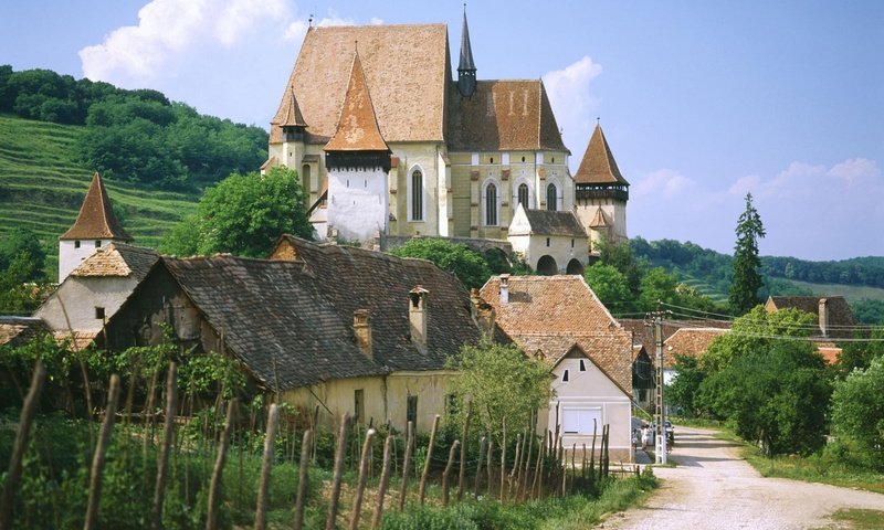 Обои дорога, лето, забор, церковь, road, summer, the fence, church разрешение 1999x1333 Загрузить