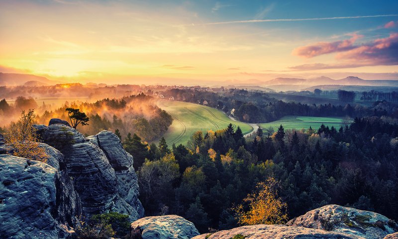 Обои небо, деревья, скалы, солнце, лес, туман, осень, долина, the sky, trees, rocks, the sun, forest, fog, autumn, valley разрешение 1920x1280 Загрузить