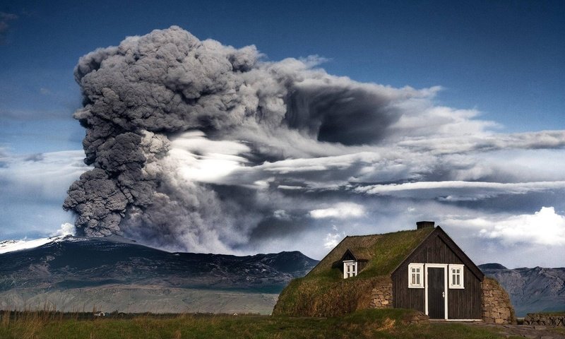 Обои горы, природа, дым, домик, вулкан, исландия, пепел, mountains, nature, smoke, house, the volcano, iceland, ash разрешение 1920x1200 Загрузить