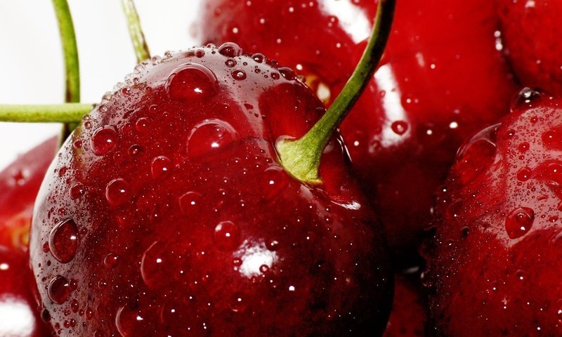 Обои вишни в каплях, cherry drops разрешение 2560x1440 Загрузить