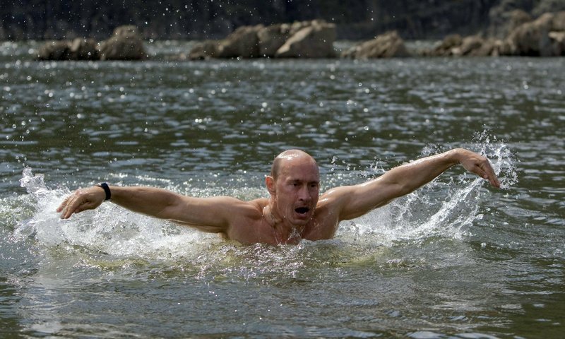 Обои вода, россия, руки, путин, президент, владимир, мимика, water, russia, hands, putin, president, vladimir, facial expressions разрешение 2560x1440 Загрузить