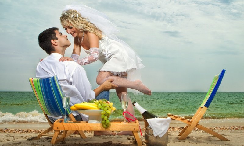 Обои девушка, море, пляж, парень, жених, невеста, фата, girl, sea, beach, guy, the groom, the bride, veil разрешение 2560x1600 Загрузить