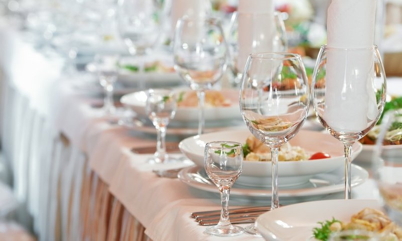 Обои стол, стекло, тарелки, бокалы, сервировка, салфетки, table, glass, plates, glasses, serving, swipe разрешение 2880x1800 Загрузить