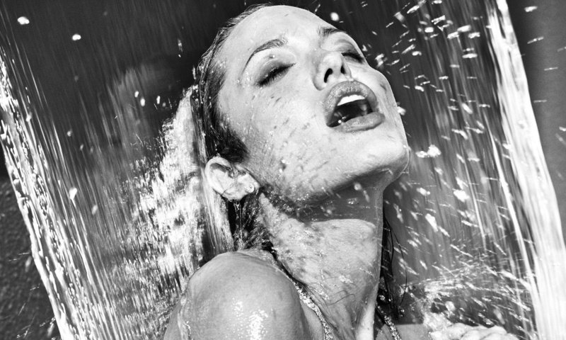 Обои вода, черно-белая, душ, анджелина джоли, water, black and white, shower, angelina jolie разрешение 1920x1200 Загрузить