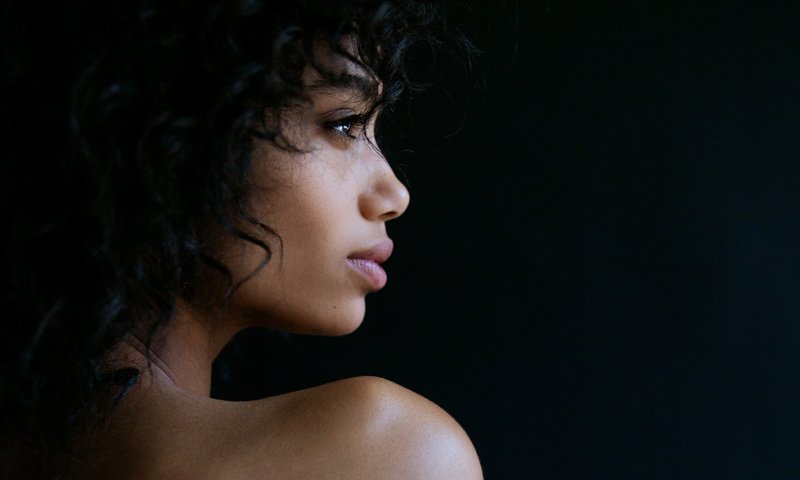 Обои девушка, профиль, кудри, губы, лицо, темнокожая, valyn dobson, girl, profile, curls, lips, face, black разрешение 2048x1365 Загрузить