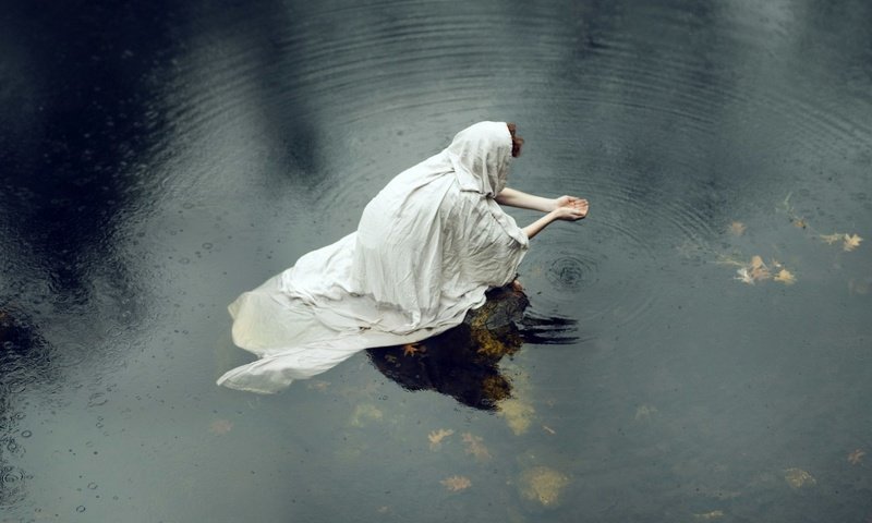 Обои вода, листья, девушка, отражение, дождь, рыжеволосая, water, leaves, girl, reflection, rain, redhead разрешение 1920x1200 Загрузить