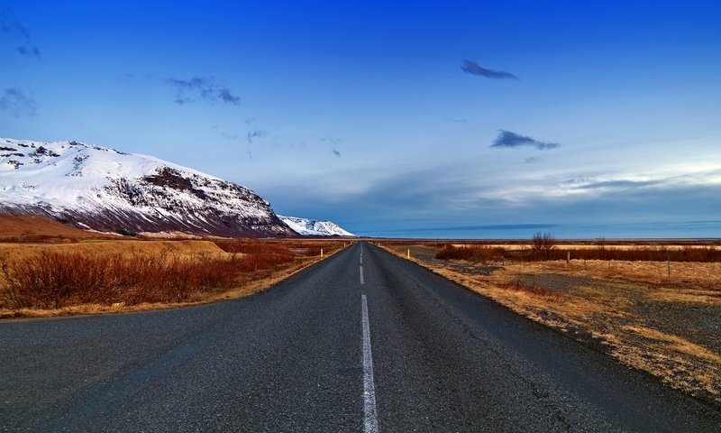 Обои небо, дорога, горы, природа, горизонт, исландия, снежные вершины, the sky, road, mountains, nature, horizon, iceland, snowy peaks разрешение 2880x1800 Загрузить