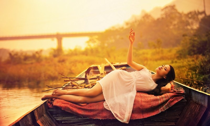 Обои вода, девушка, лодка, азиатка, белое платье, солнечный свет, water, girl, boat, asian, white dress, sunlight разрешение 1920x1200 Загрузить