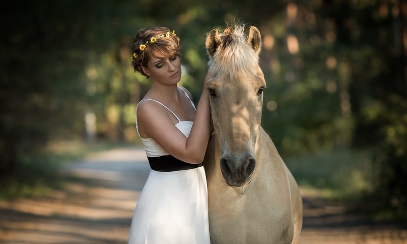 Обои лошадь, девушка, настроение, платье, конь, венок, друзья, белое платье, horse, girl, mood, dress, wreath, friends, white dress разрешение 2048x1318 Загрузить