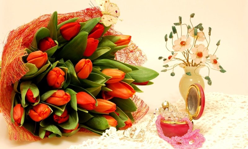 Обои камни, букет, тюльпаны, шкатулка, stones, bouquet, tulips, box разрешение 1920x1285 Загрузить