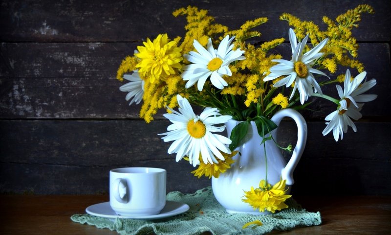 Обои ромашки, букет, чашка, рудбекия, chamomile, bouquet, cup, rudbeckia разрешение 1920x1205 Загрузить