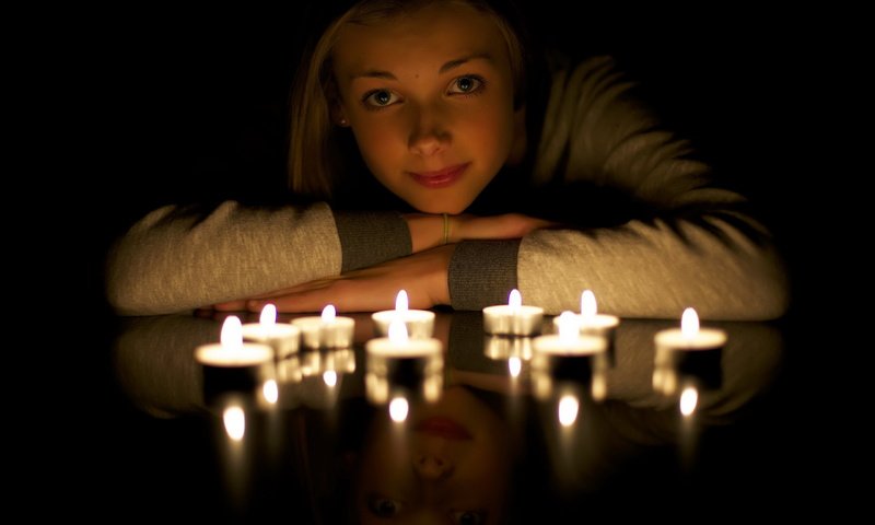 Обои свет, девушка, отражение, свеча, light, girl, reflection, candle разрешение 2560x1600 Загрузить