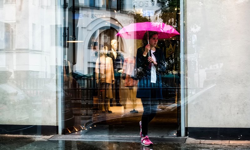 Обои девушка, отражение, зонт, pink umbrella, витрина, girl, reflection, umbrella, showcase разрешение 2048x1365 Загрузить