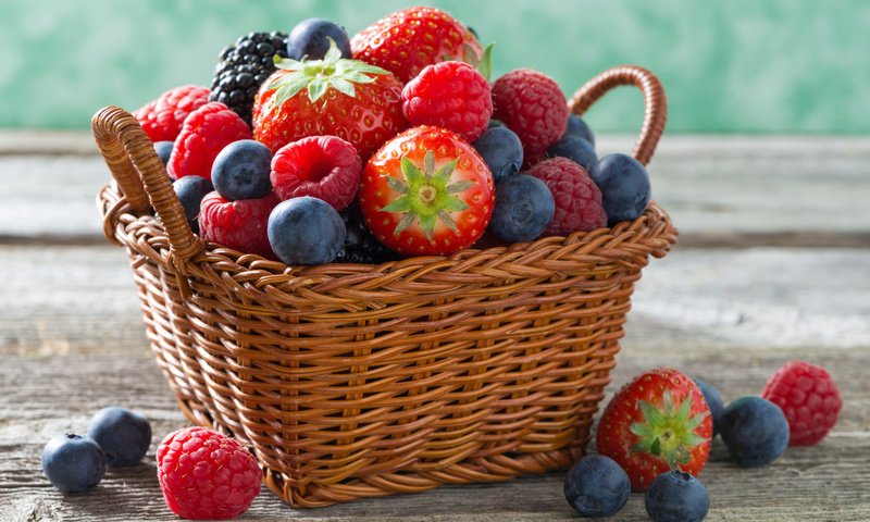 Обои малина, клубника, корзина, ягоды, голубика, raspberry, strawberry, basket, berries, blueberries разрешение 2048x1367 Загрузить