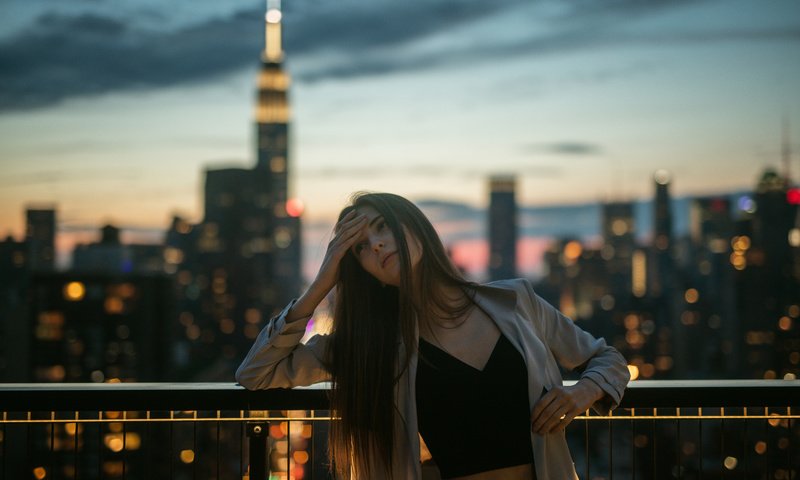 Обои девушка, фон, город, волосы, лицо, girl, background, the city, hair, face разрешение 2048x1365 Загрузить