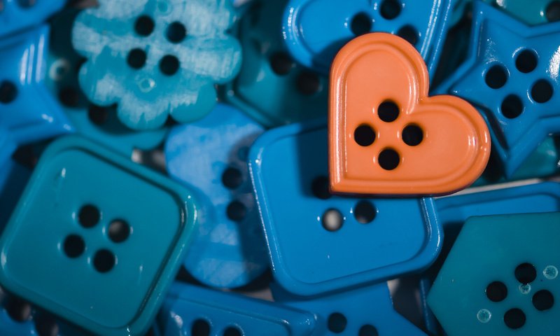 Обои макро, цвет, синие, оранжевая, пуговицы, пуговица, пуговки, macro, color, blue, orange, buttons, button разрешение 2048x1365 Загрузить