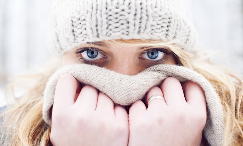 Обои зима, голубые глаза, девушка, шарф, блондинка, взгляд, холод, кольцо, шапка, руки, winter, blue eyes, girl, scarf, blonde, look, cold, ring, hat, hands разрешение 4108x2733 Загрузить