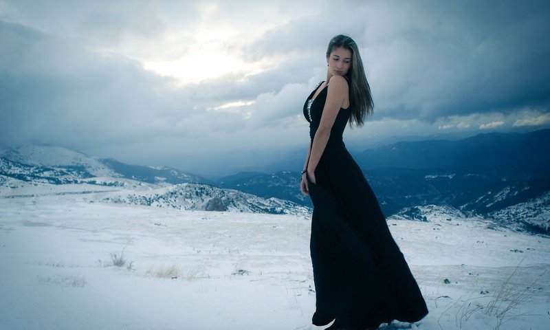 Обои горы, one with the winter, снег, девушка, платье, поза, взгляд, модель, лицо, mountains, snow, girl, dress, pose, look, model, face разрешение 2048x1371 Загрузить