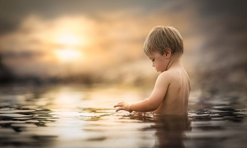 Обои вода, солнце, закат, маленький, дети, ребенок, мальчик, water, the sun, sunset, small, children, child, boy разрешение 2048x1365 Загрузить