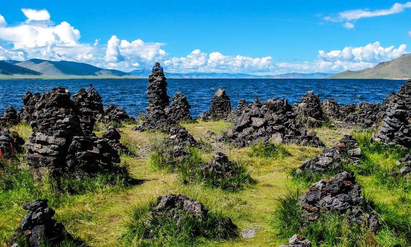 Обои небо, озеро, камни, монголия, the sky, lake, stones, mongolia разрешение 1920x1279 Загрузить