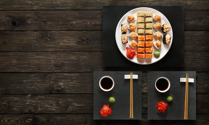 Обои японская еда, палочки, соус, суши, роллы, вассаби, имбирь, набор, japanese food, sticks, sauce, sushi, rolls, wasabi, ginger, set разрешение 5760x3840 Загрузить