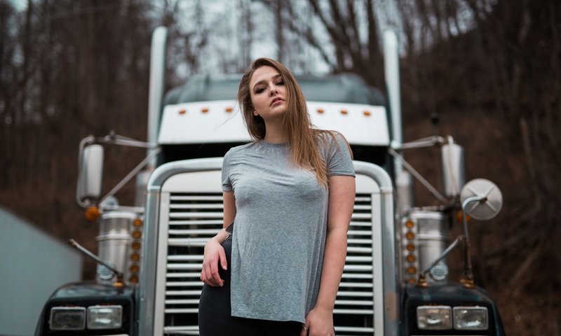 Обои девушка, фон, взгляд, модель, волосы, лицо, грузовик, girl, background, look, model, hair, face, truck разрешение 2500x1667 Загрузить