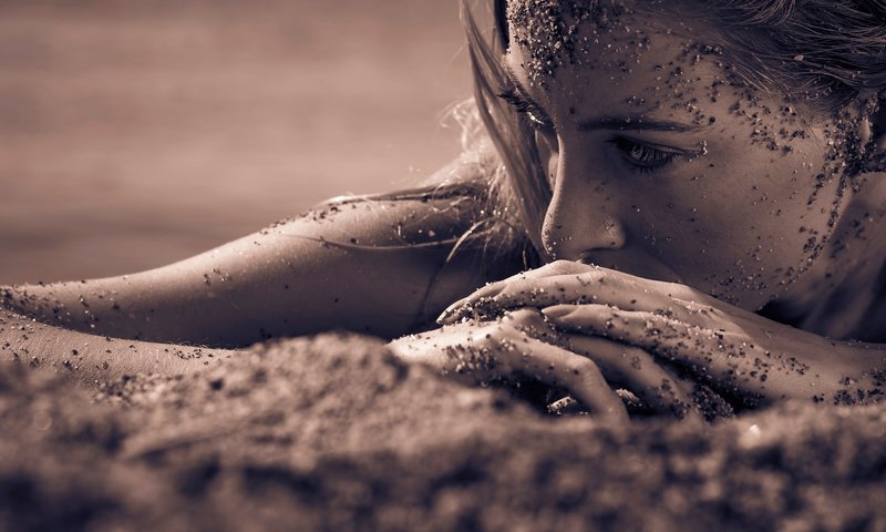 Обои глаза, девушка, песок, пляж, взгляд, сепия, волосы, лицо, eyes, girl, sand, beach, look, sepia, hair, face разрешение 3000x1500 Загрузить