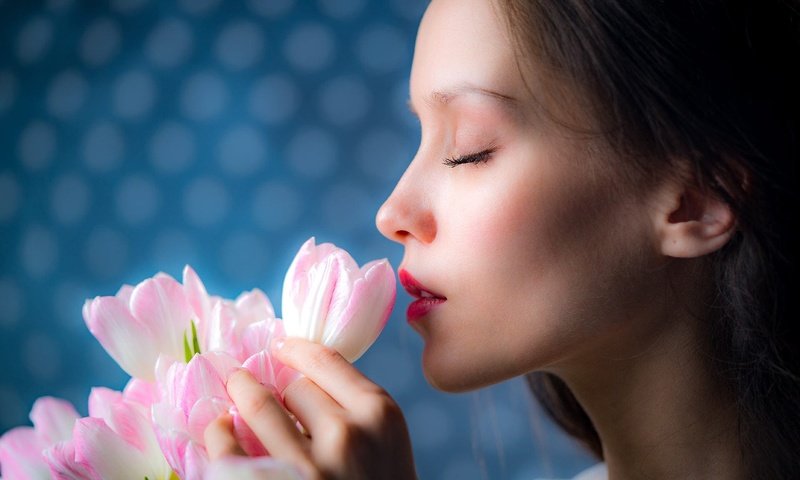 Обои цветы, девушка, профиль, лицо, тюльпаны, губки, flowers, girl, profile, face, tulips, sponge разрешение 1920x1281 Загрузить