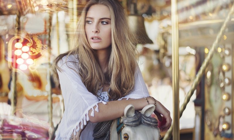 Обои девушка, блондинка, портрет, взгляд, волосы, карусель, girl, blonde, portrait, look, hair, carousel разрешение 7360x4912 Загрузить