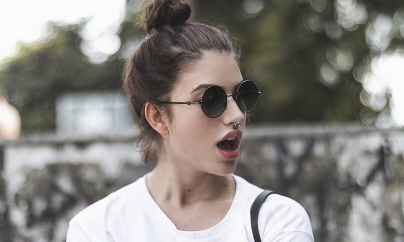 Обои девушка, брюнетка, очки, пирсинг, giovanna grigio, пирсинг в носу, girl, brunette, glasses, piercing, piercing in the nose разрешение 2048x1365 Загрузить