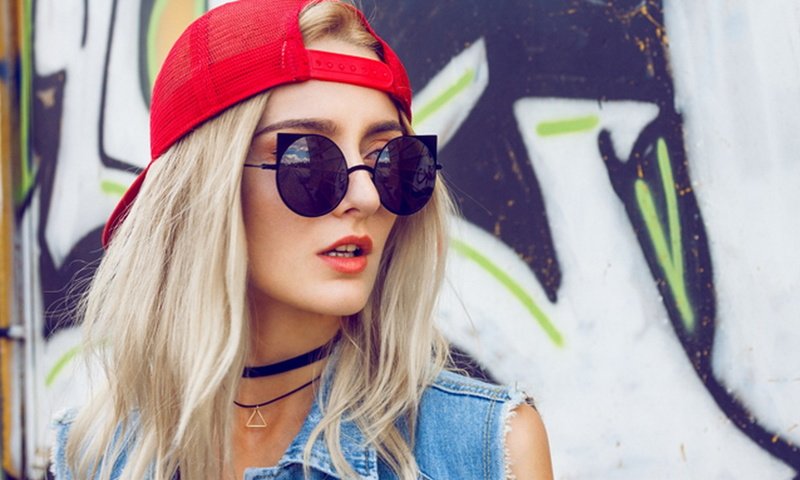 Обои девушка, фон, блондинка, очки, волосы, лицо, бейсболка, girl, background, blonde, glasses, hair, face, baseball cap разрешение 1920x1080 Загрузить