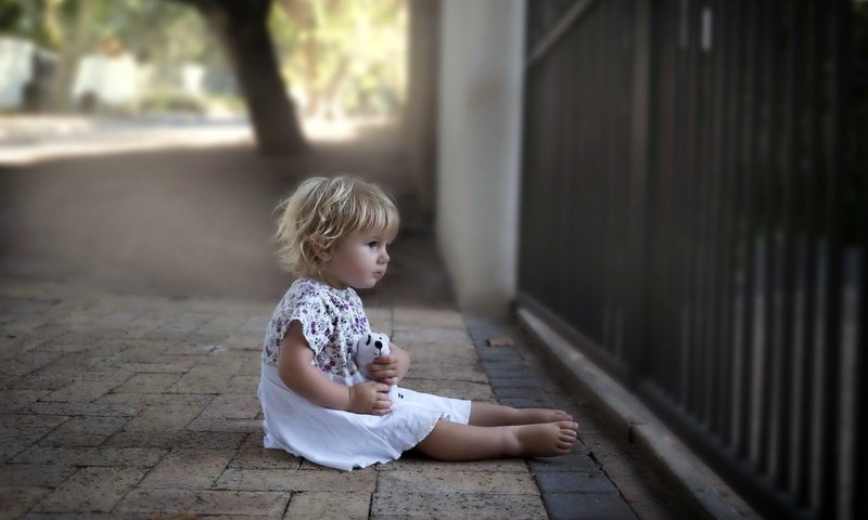 Обои город, дети, девочка, улица, волосы, лицо, the city, children, girl, street, hair, face разрешение 2560x1707 Загрузить