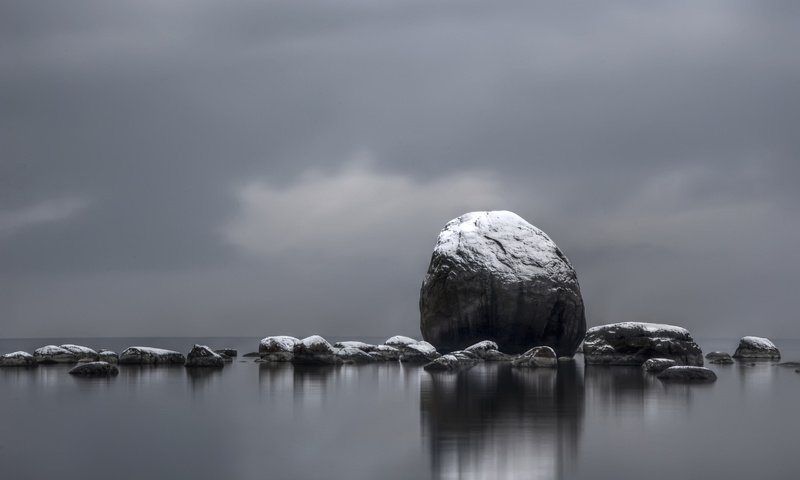 Обои камни, отражение, фон, море, чёрно-белое, stones, reflection, background, sea, black and white разрешение 2560x1600 Загрузить