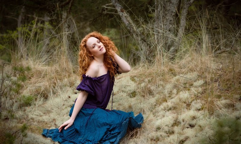 Обои природа, лес, девушка, взгляд, волосы, рыжеволосая, nature, forest, girl, look, hair, redhead разрешение 1920x1274 Загрузить