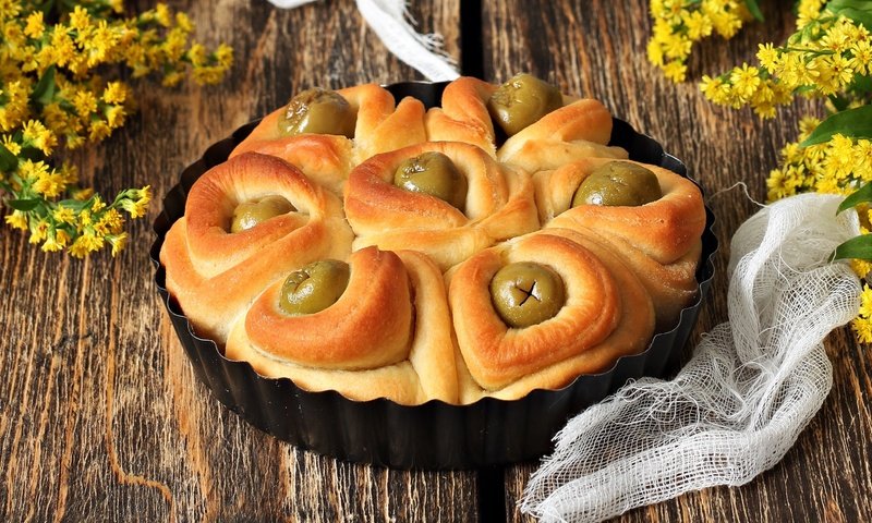 Обои цветы, выпечка, пирог, оливки, flowers, cakes, pie, olives разрешение 2000x1212 Загрузить