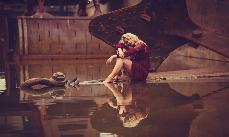 Обои девушка, отражение, платье, блондинка, ножки, якорь, в воде, girl, reflection, dress, blonde, legs, anchor, in the water разрешение 2000x1125 Загрузить