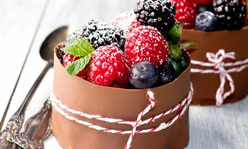 Обои мята, малина, ягоды, черника, десерт, сахарная пудра, ежевика, mint, raspberry, berries, blueberries, dessert, powdered sugar, blackberry разрешение 2560x1600 Загрузить