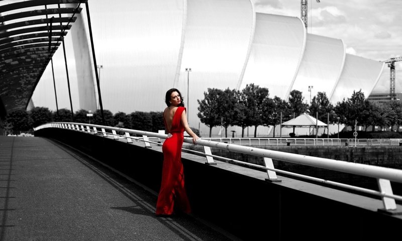 Обои девушка, мост, город, фигура, красное платье, стоит, girl, bridge, the city, figure, red dress, is разрешение 2000x1333 Загрузить