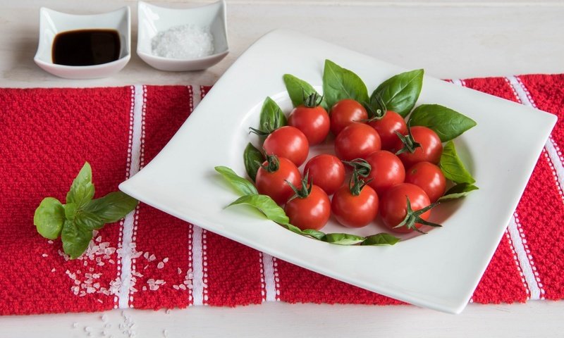 Обои овощи, помидоры, соус, томаты, соль, базилик, vegetables, tomatoes, sauce, salt, basil разрешение 1920x1200 Загрузить